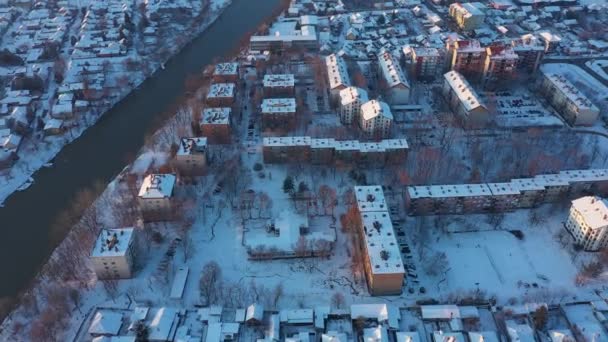 Flyg Ovanifrån Dolly Framåt Byggnader Och Tak Hus Vit Snö — Stockvideo