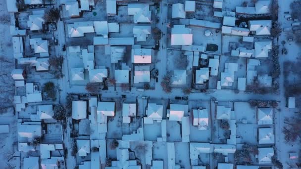 Tepeye Doğru Ilerleyen Doli Evlerin Çatılarında Akşam Gölgeleri Vardır Kışın — Stok video