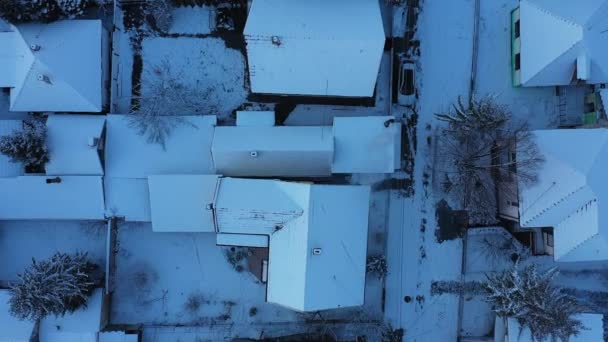 上から見ると 家の屋根の上 夕方には屋根の上 雪の白 冬には煙突から出てくる燃焼の煙 — ストック動画