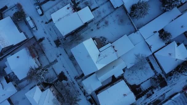 楼上的娃娃在房顶上高瞻远瞩地向前走 有黄昏的影子 雪白的 寒冷的城市景观 冬天的街道 — 图库视频影像