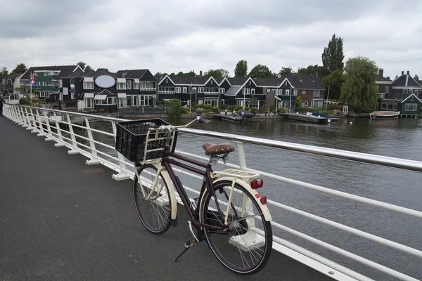 Bicycle parked on bridge — Stock Photo, Image