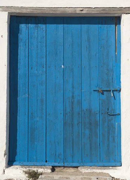 지중해 하우스에 나무로 되는 문 — 스톡 사진