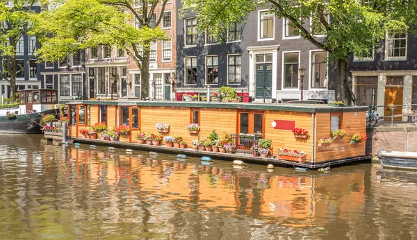 Vista de un canal típico en Amsterdam, Países Bajos, con hous — Foto de Stock