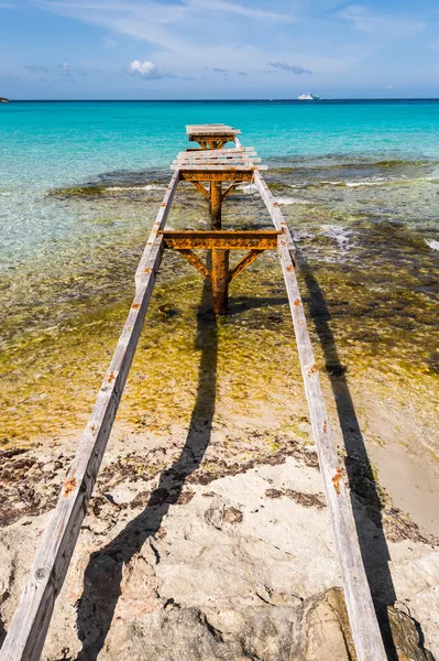 Złamane drewniane molo illetes plaży formentera island, mediterranea — Zdjęcie stockowe