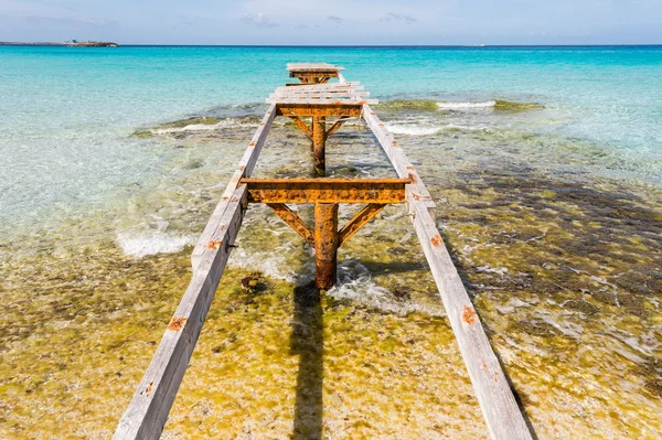 Trasiga träpiren illetes stranden formentera ön, mediterranea — Stockfoto
