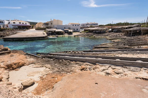 Es Calo Hafen in Formentera Insel Boote Eisenbahnen — Stockfoto