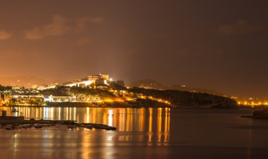 İbiza Adası gece görüş eivissa deniz ve şehir ışıkları reflectio