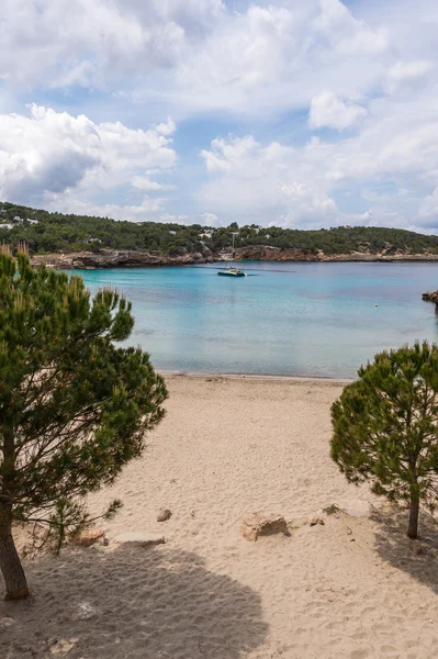 Catamarán costa de Portinatx en Ibiza — Foto de Stock