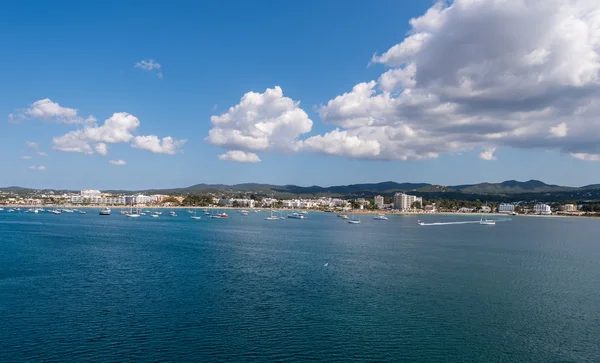 इबीसा में सैन एंटोनियो तटरेखा Eivissa। स्पेन, बैलेरिक द्वीप — स्टॉक फ़ोटो, इमेज