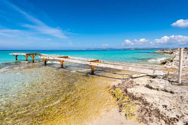 Złamane drewniane molo illetes plaży formentera island, mediterranea — Zdjęcie stockowe