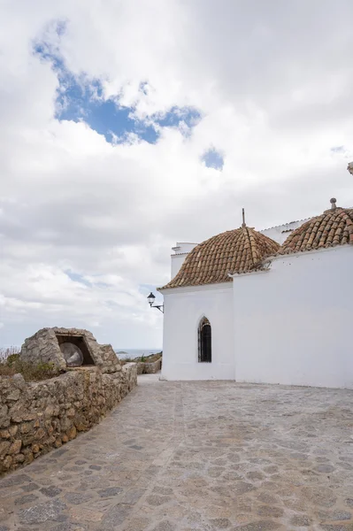 Ibiza Stadt weiße Fassaden des mediterranen Dorfes auf den Balearen — Stockfoto