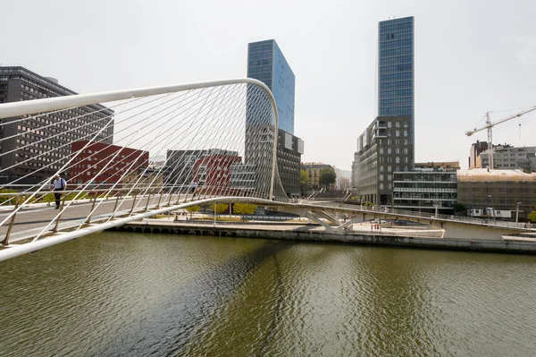 Ponte di Calatrava e torri Isozaki a Bilbao — Foto Stock