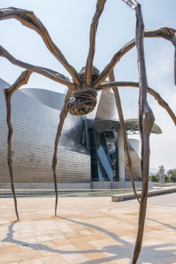 bronz heykel ve guggenheim Müzesi bilbao