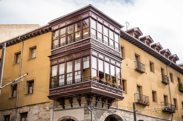 Casa antiga com varanda de madeira em Bilbau — Fotografia de Stock