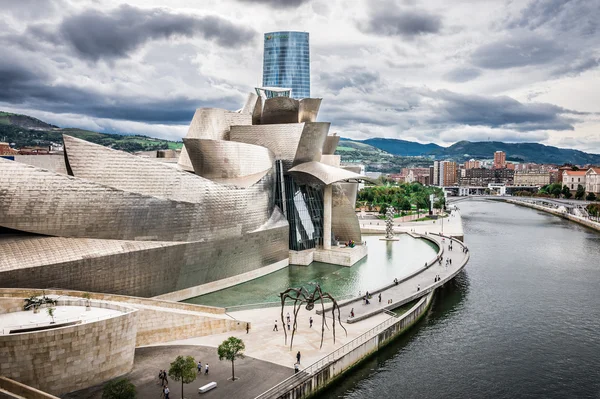 Museu Guggenheim e Torre Iberdrola em Bilbau — Fotografia de Stock