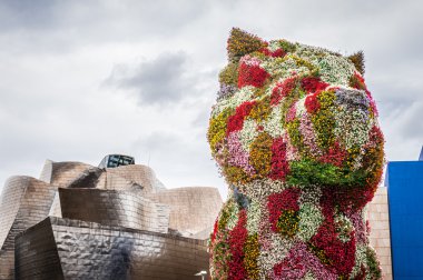 Guggenheim Müzesi ve köpek yavrusu heykel