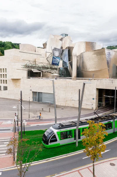 Außenansicht Guggenheim Museum und Straßenbahn — Stockfoto