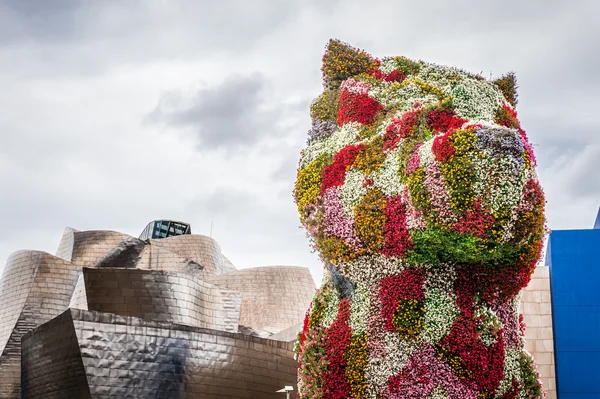 Guggenheim Múzeum és a kiskutya szobor Jogdíjmentes Stock Fotók