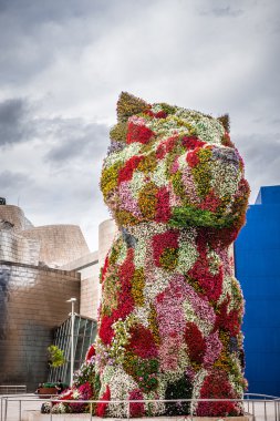 Guggenheim Müzesi ve köpek yavrusu heykel