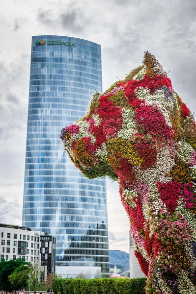 Torre Iberdrola e scultura di cuccioli — Foto Stock