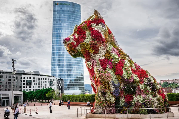 Iberdrola tower och valp skulptur — Stockfoto