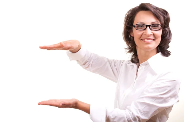 Mujer sosteniendo una pancarta — Foto de Stock