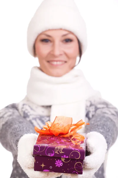 Mulher com caixa de presente de Natal — Fotografia de Stock