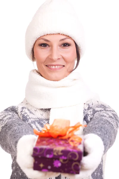 Femme avec boîte cadeau de Noël — Photo