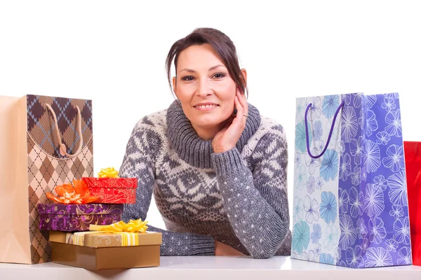 Frau mit Weihnachtsgeschenk-Box — Stockfoto