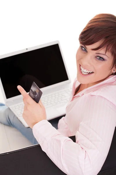 Happy beautiful woman holding credit card and laptop — Stock Photo, Image