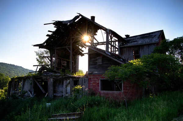 gün batımında terkedilmiş ahır