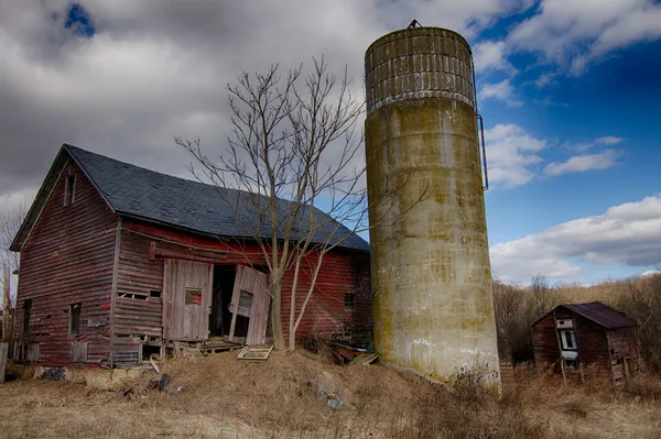 terk edilmiş ahır ve silo