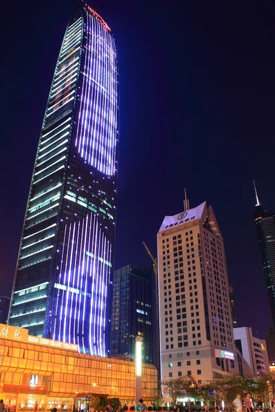 Arranha-céus em Shenzhen, China, à noite — Fotografia de Stock