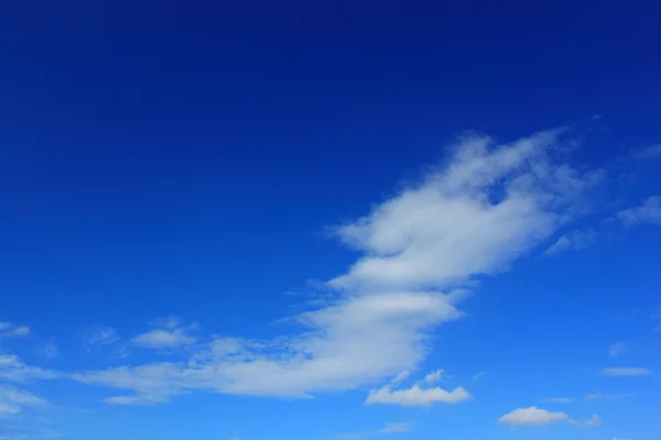 Nuvens brancas no céu azul — Fotografia de Stock