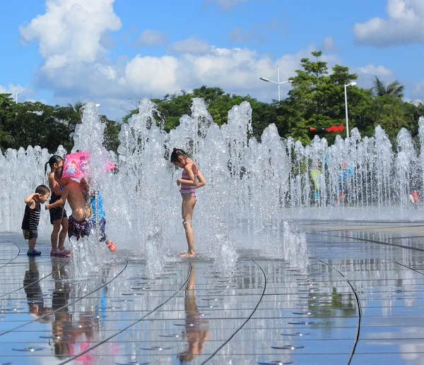 Kinderen spelen in water fonteinen — Stockfoto