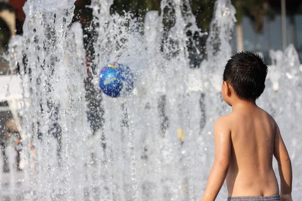 水噴水で遊ぶ子供たち — ストック写真