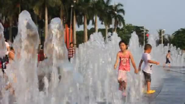 물이 분수에서 노는 아이 들 — 비디오