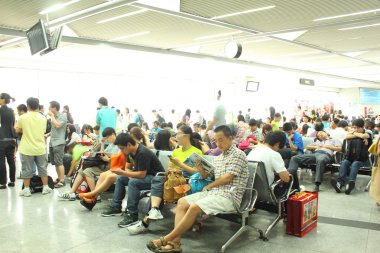 kalabalık bir otobüs bekleme odasında
