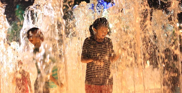 子供の噴水で — ストック写真