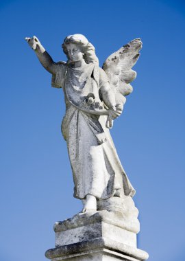 melek gökyüzüne karşı