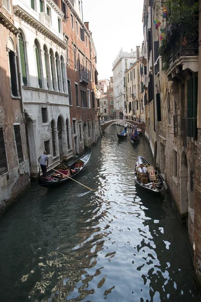 Узкий канал Венеции — стоковое фото