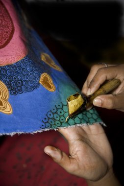 Batik balmumu uygulamak