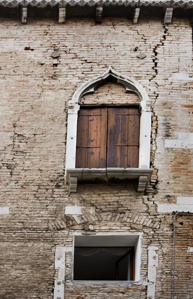 き裂を有するヴェネツィア壁 — ストック写真