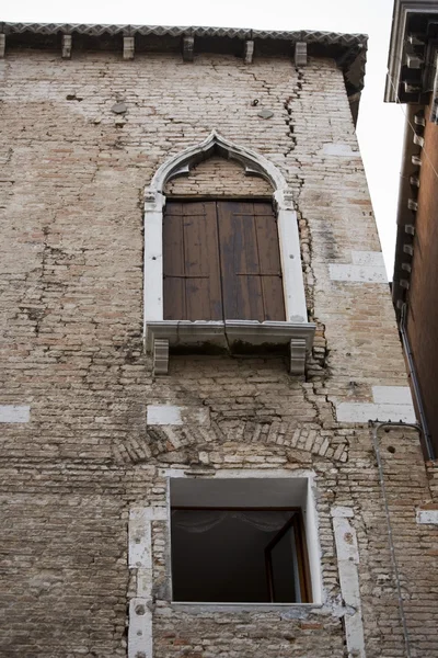 ヴェネツィアの危険な建物 — ストック写真