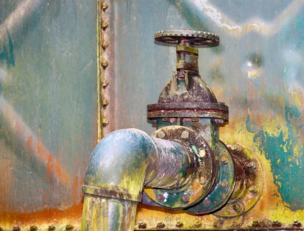 Sehr rustikaler Wasserhahn — Stockfoto