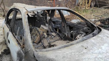 Rusya 'nın Ukrayna' ya karşı savaşı. Bir Rus roketi tarafından vurulduktan sonra konut binasının avlusunda yanmış bir araba. Roket parçası. Yaylım ateşi sistemi..