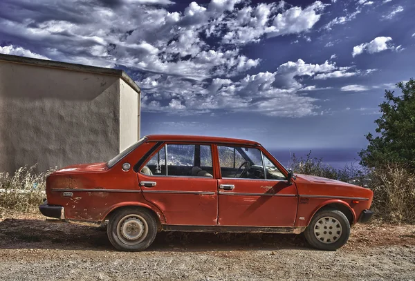 Trashy rusty old car parked on mountain road — Stock Photo, Image