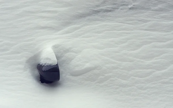 Bil täckt med snö — Stockfoto