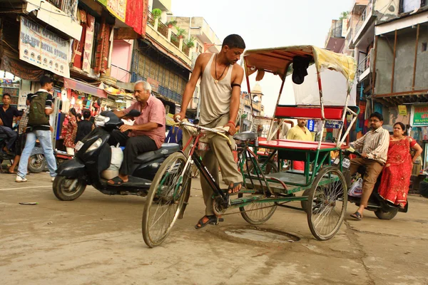 Trishaw indiano na rua em Delhi — Fotografia de Stock