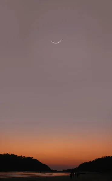 Młody księżyc w zachód słońca w Indiach - ra - palolem beach — Zdjęcie stockowe